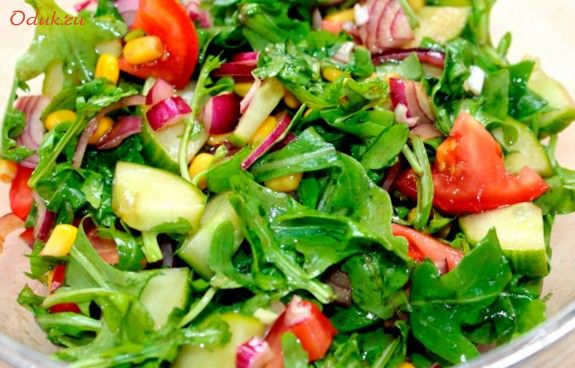 салат, рукколой, кукурузой
