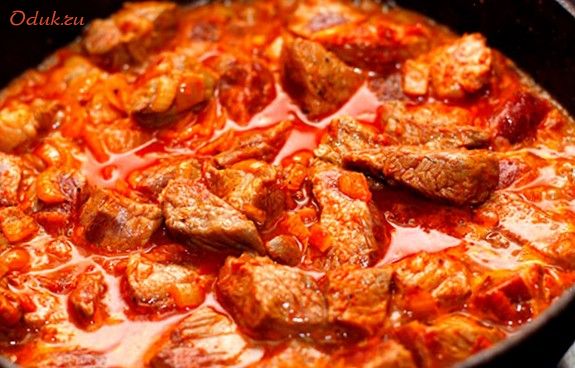 гуляш, кубиком обжариваем, томатную пасту, свинина