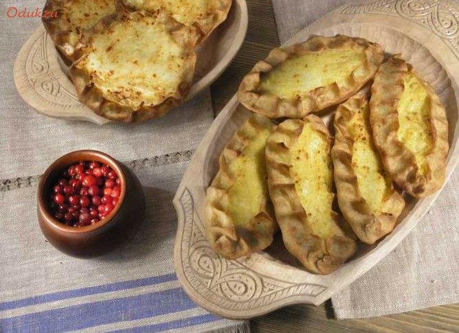 калитки, пирожки, творог