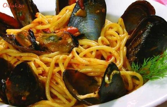 спагетти, мидиями, винном