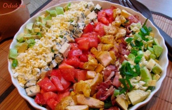 разноцветный, кобб-салат, бекон