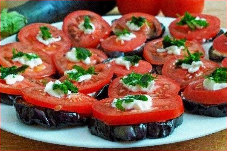 Баклажаны, помидоры и свежая зелень — вкусное сочетание для жареных блюд