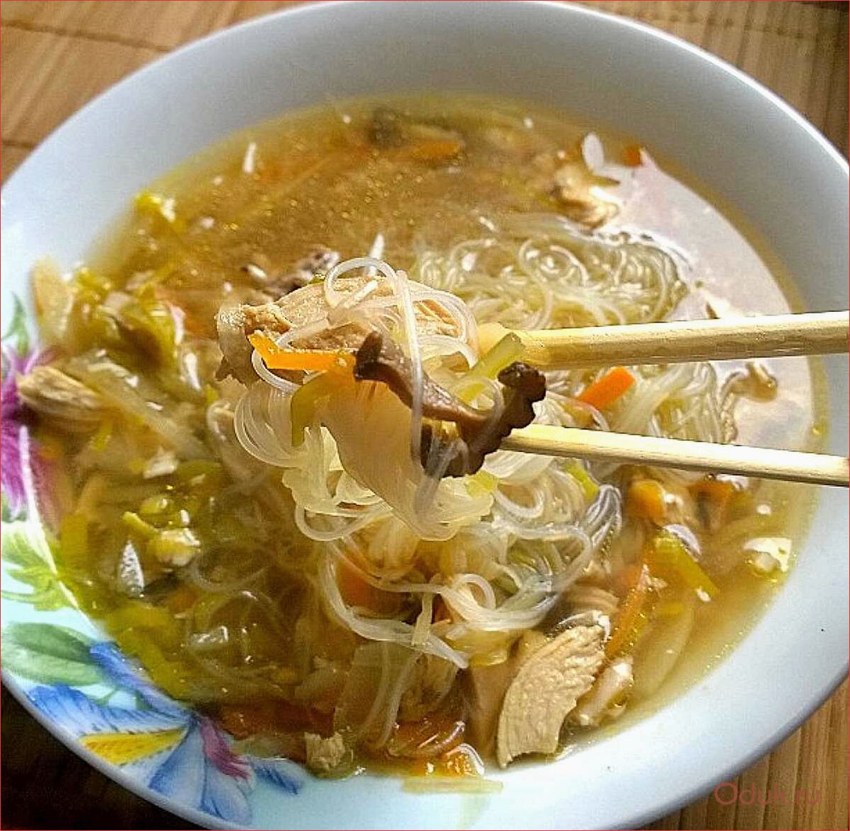 Рецепт куриного супа с капустой. Китайский суп с лапшой и курицей. Китайский суп «лапша Вонтон». Щи Цун. Суп лапша с говядиной.